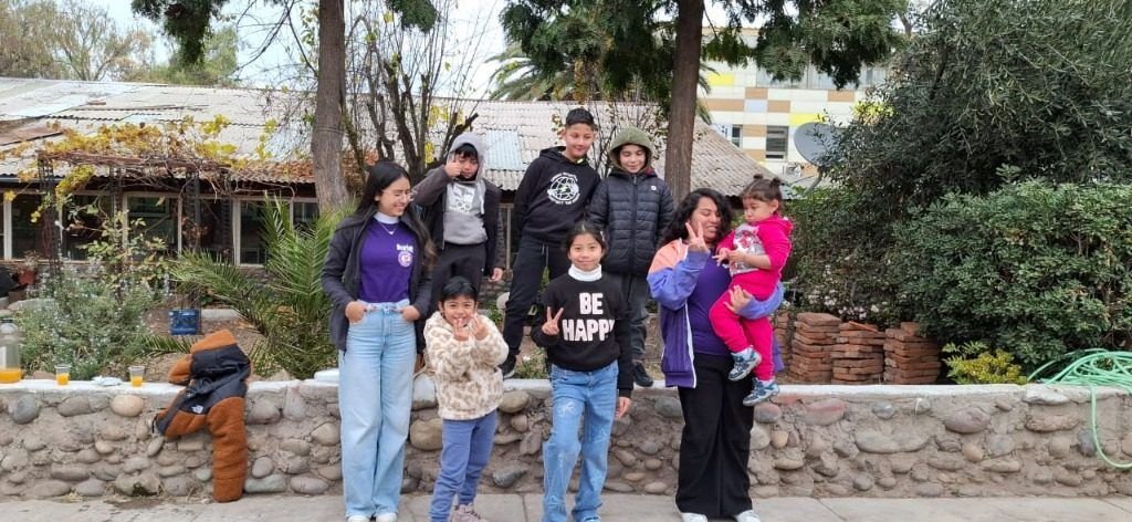 Profesionales trabajando con niños en un ambiente educativo cálido